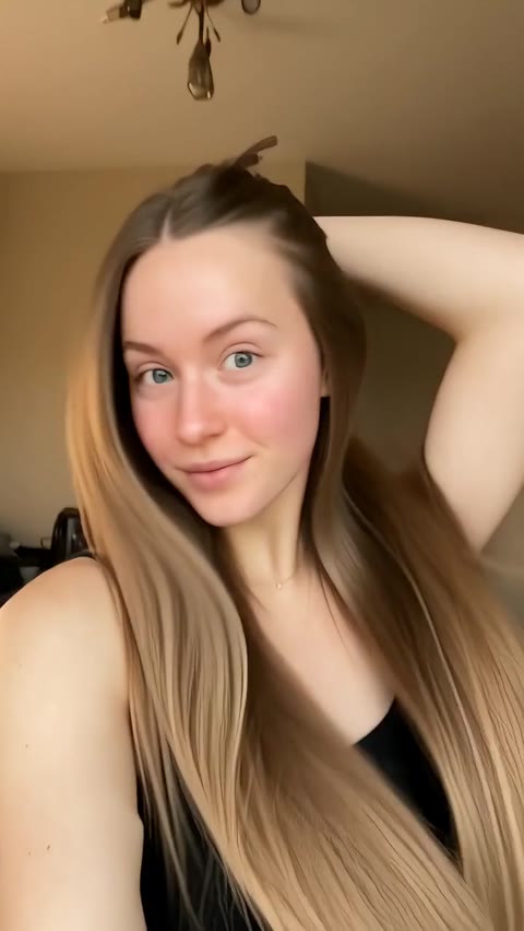 Opa Opa Bouncy Hair woman lifting her hair with one hand over her head
